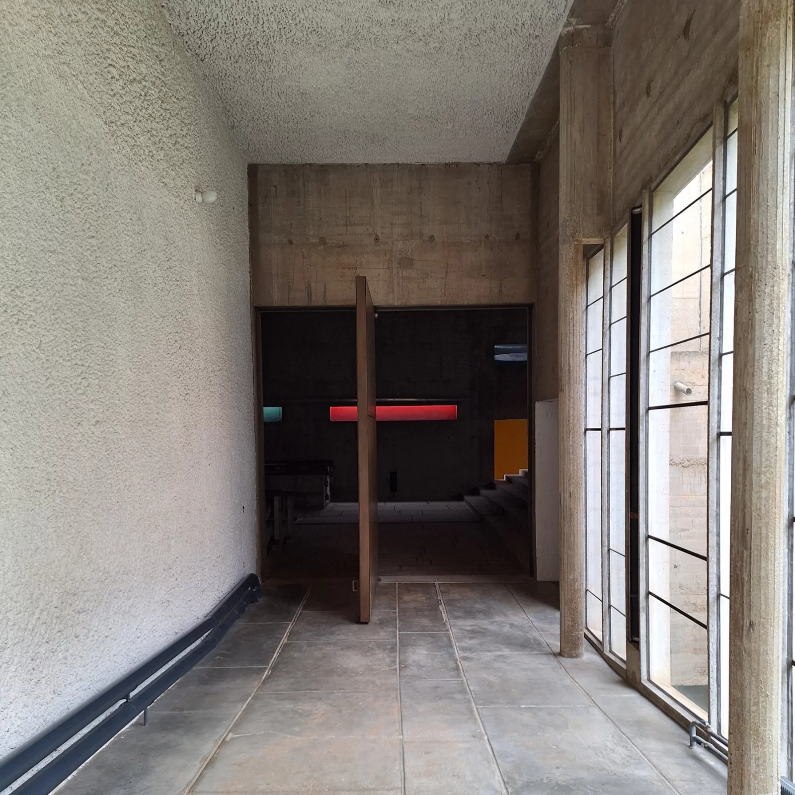 De pivoterende deur staat op de gulden snede &mdash; La Tourette