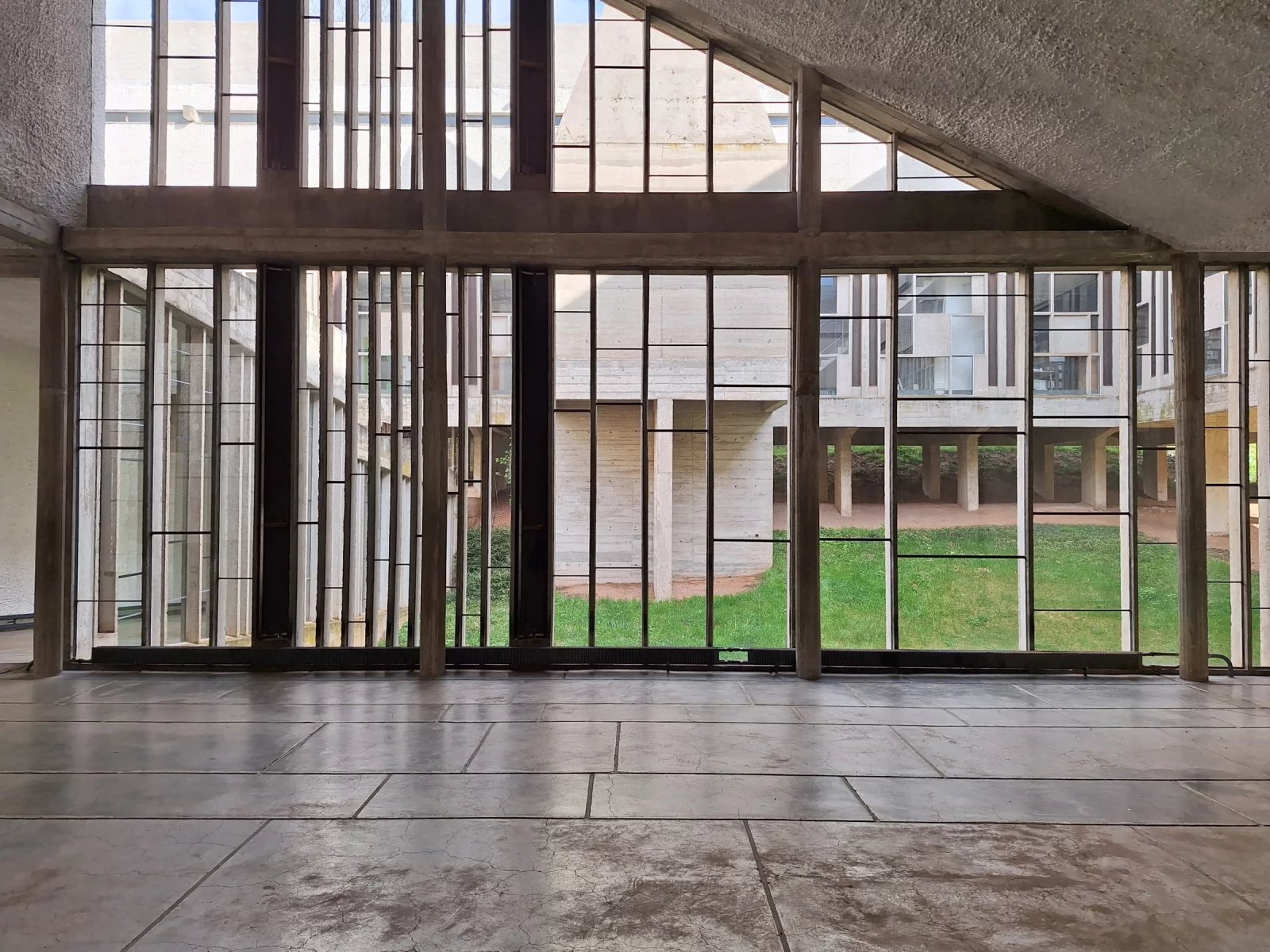 La Tourette &mdash; stijlen op ongelijke afstanden