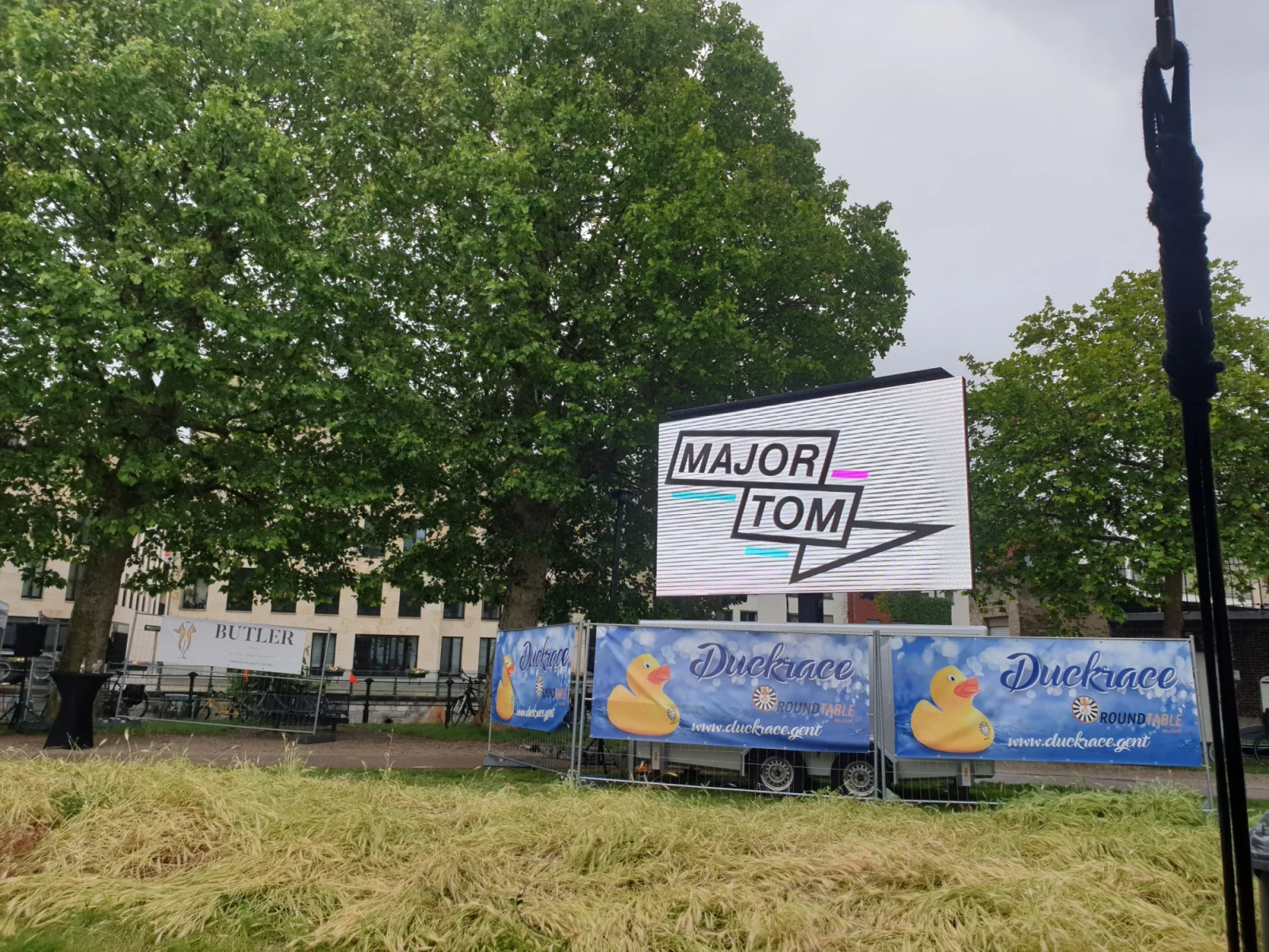 The big screen with the Major Tom logo above the Duckrace banners along the Leie