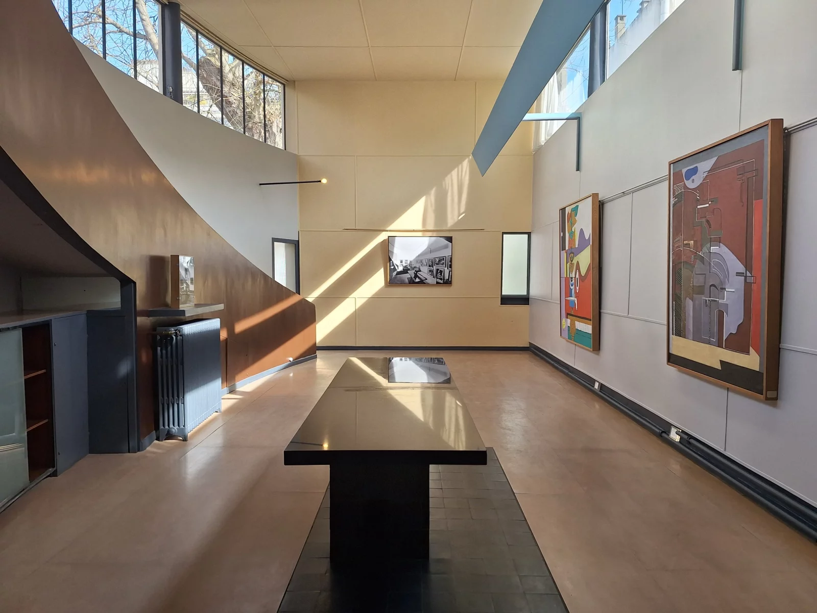 De galerij van Villa La Roche, met de gebogen wand en de helling