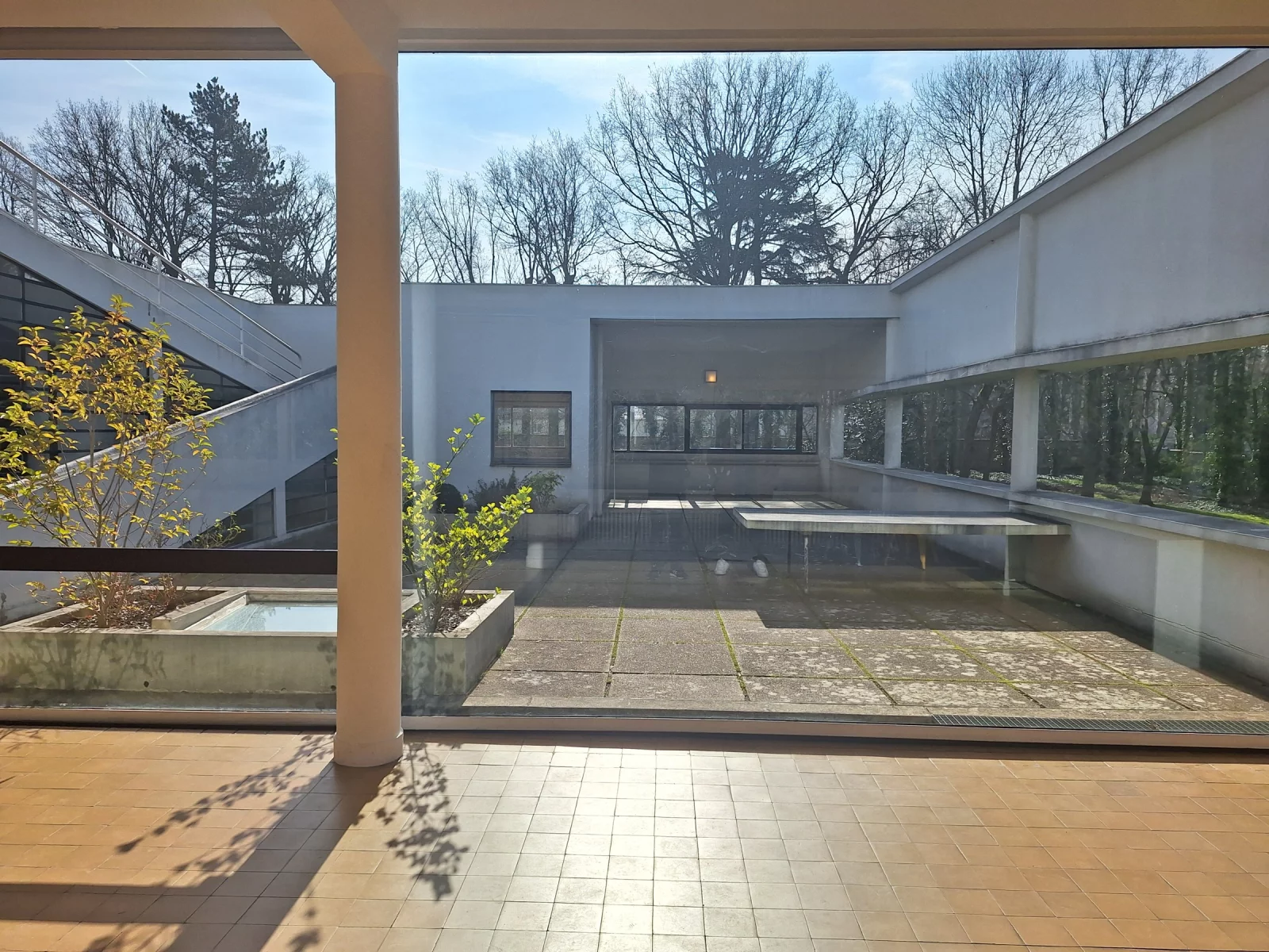 De hangende tuin van Villa Savoye, gezien vanuit de woonkamer