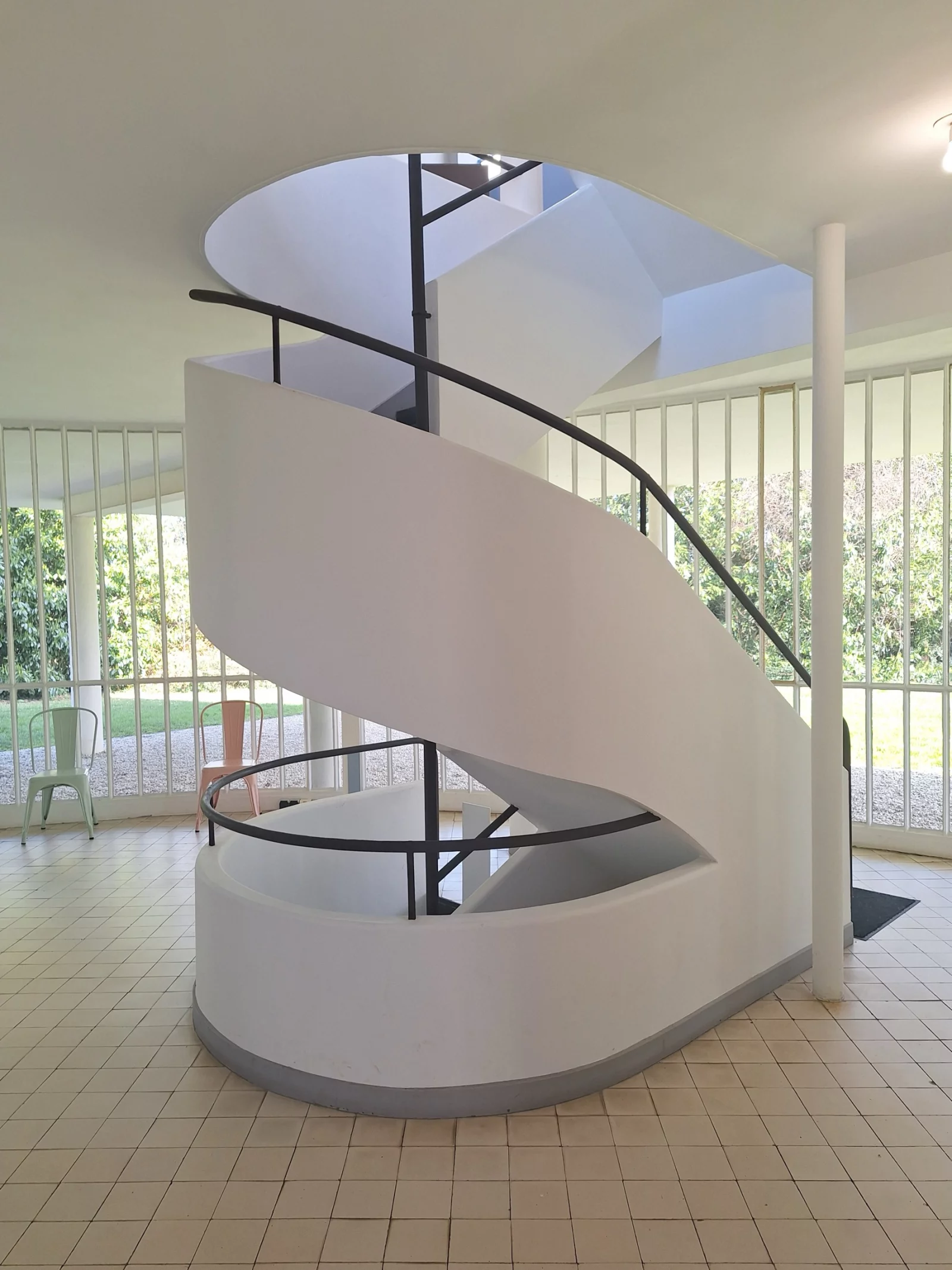 De wenteltrap naast de helling in Villa Savoye