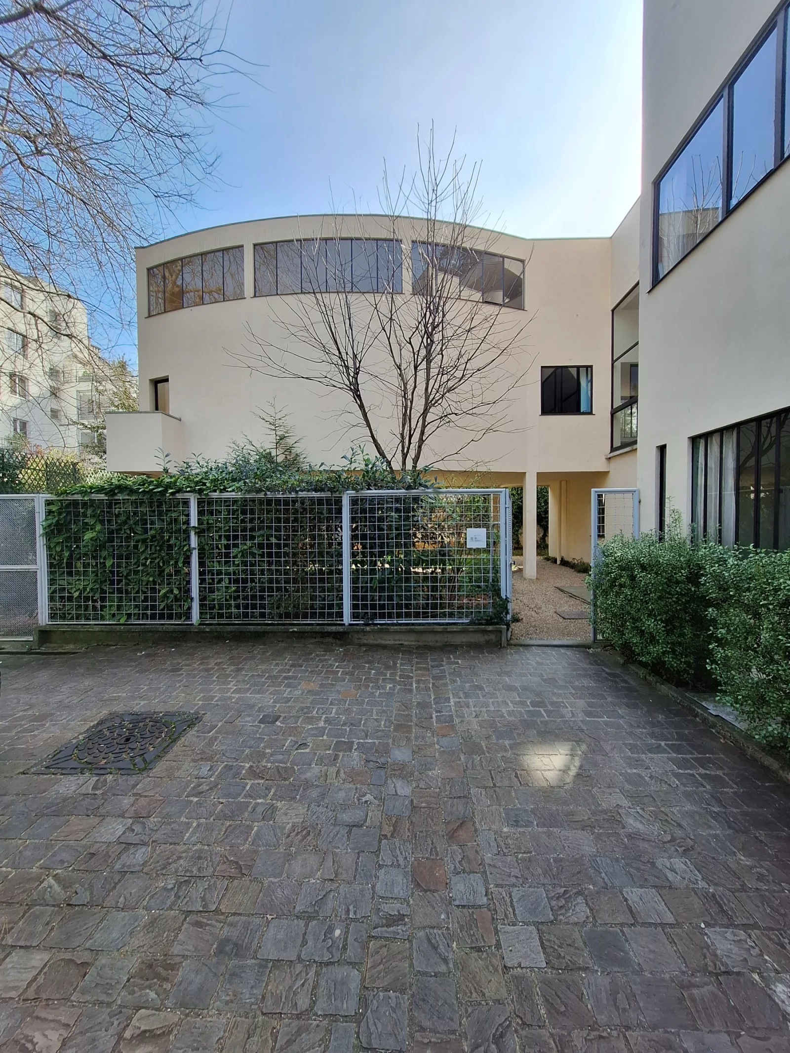 Villa La Roche van buitenaf, met het gebogen volume op pilotis