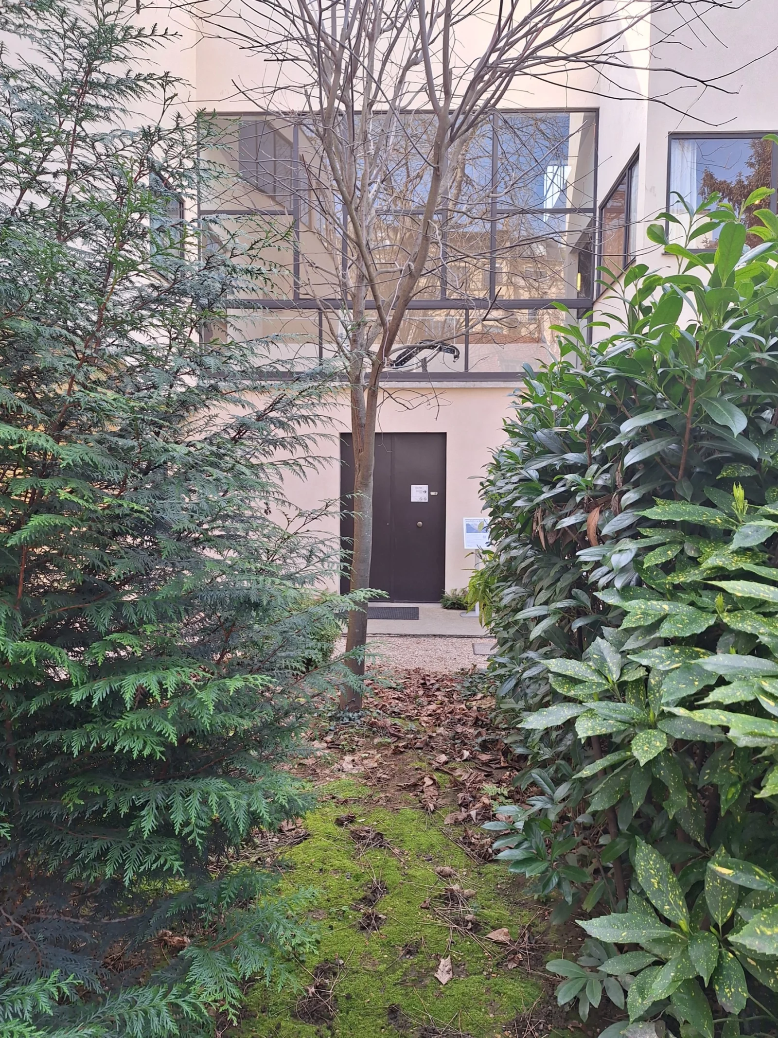 De inkomdeur van Villa La Roche, in de tuin