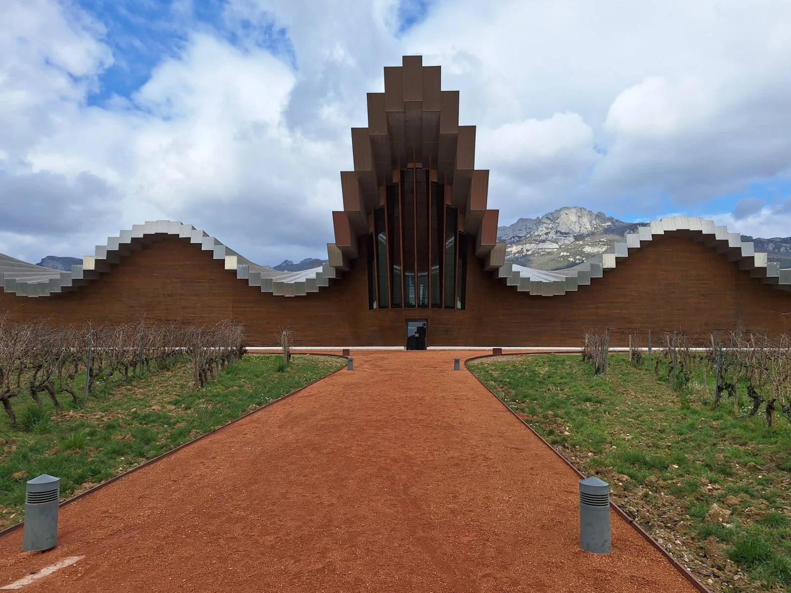 Bodegas Ysios, met de rug van de Sierra de Cantabria erachter