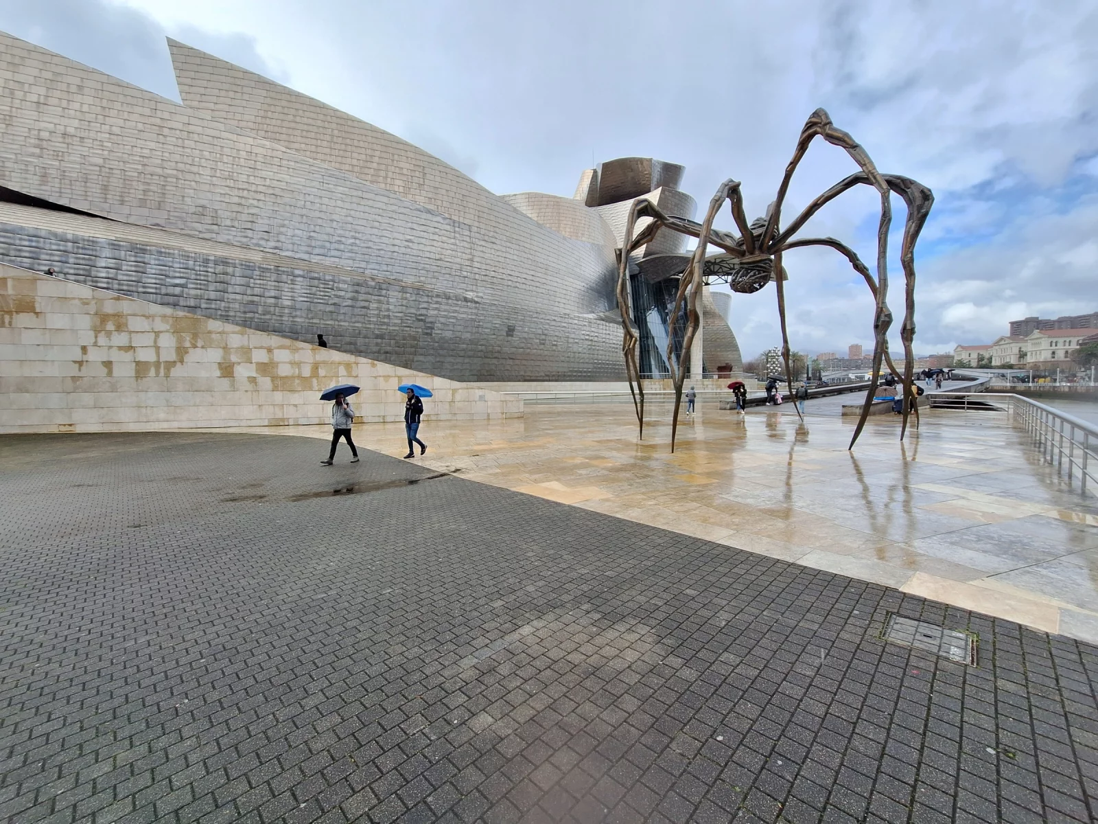 De Guggenheim in de regen, met Maman van Louise Bourgeois op het plein