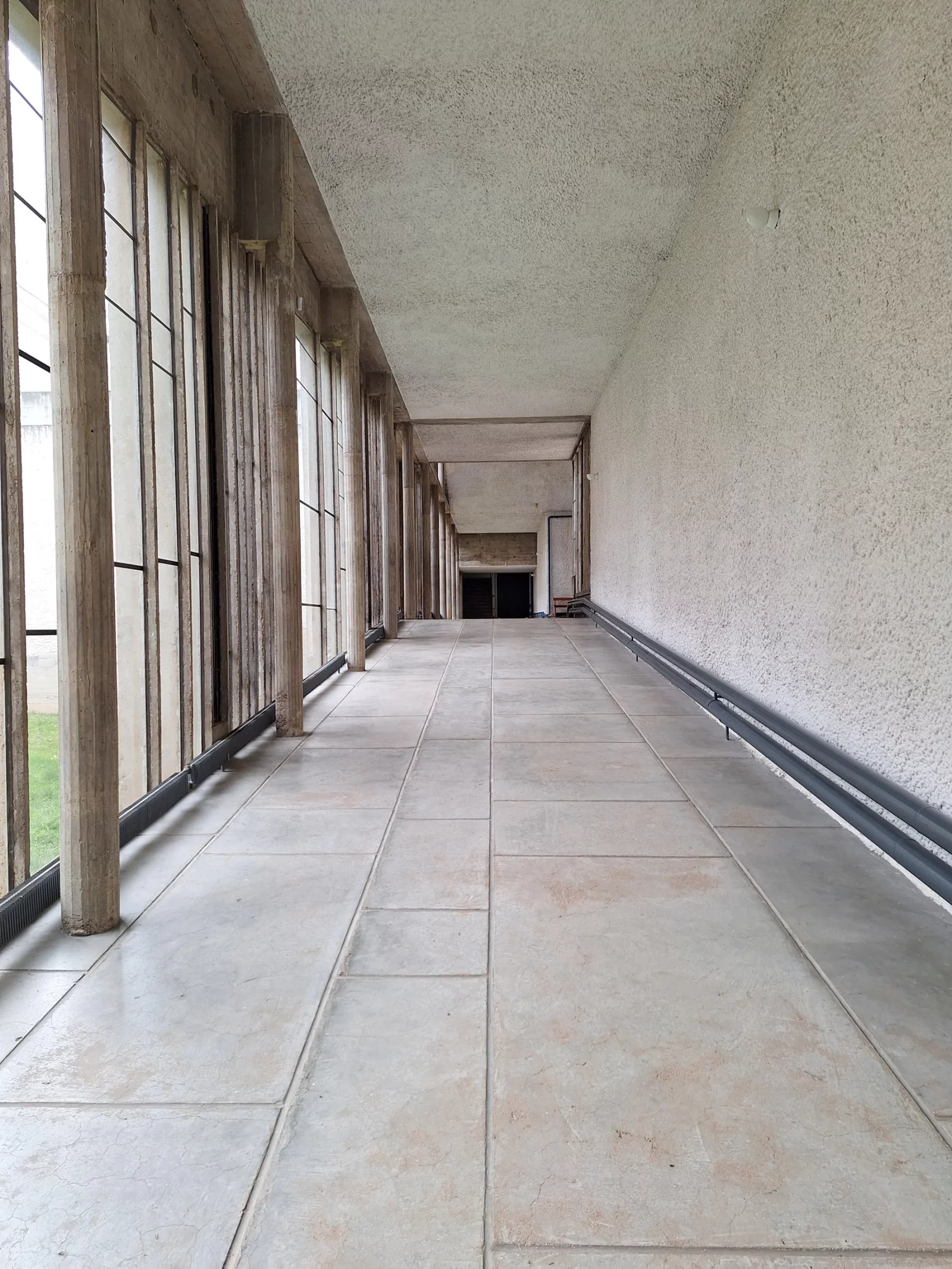 De kloostergang, met glas over de volle hoogte