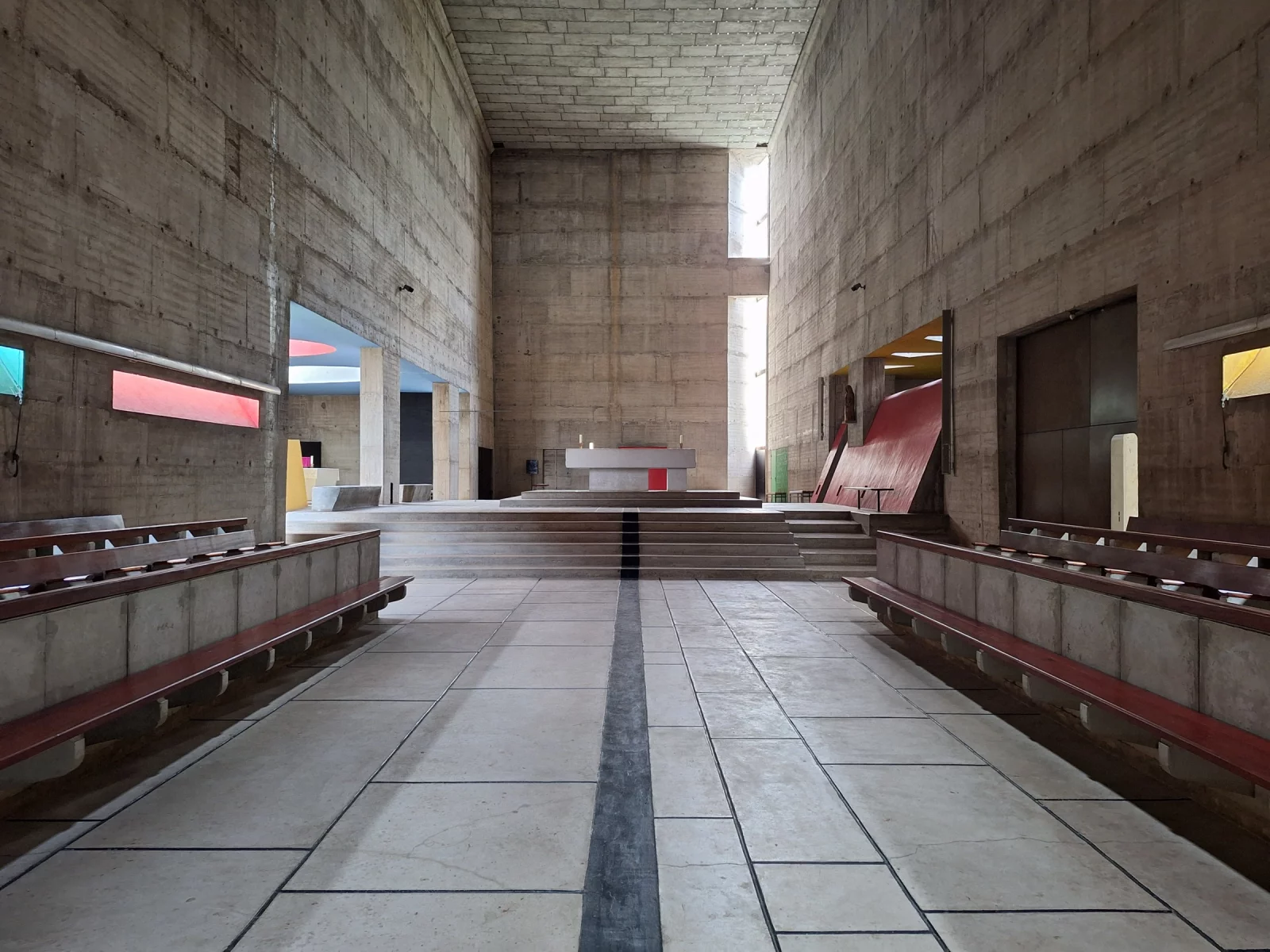 Het interieur van de kerk, met banken langs de wanden