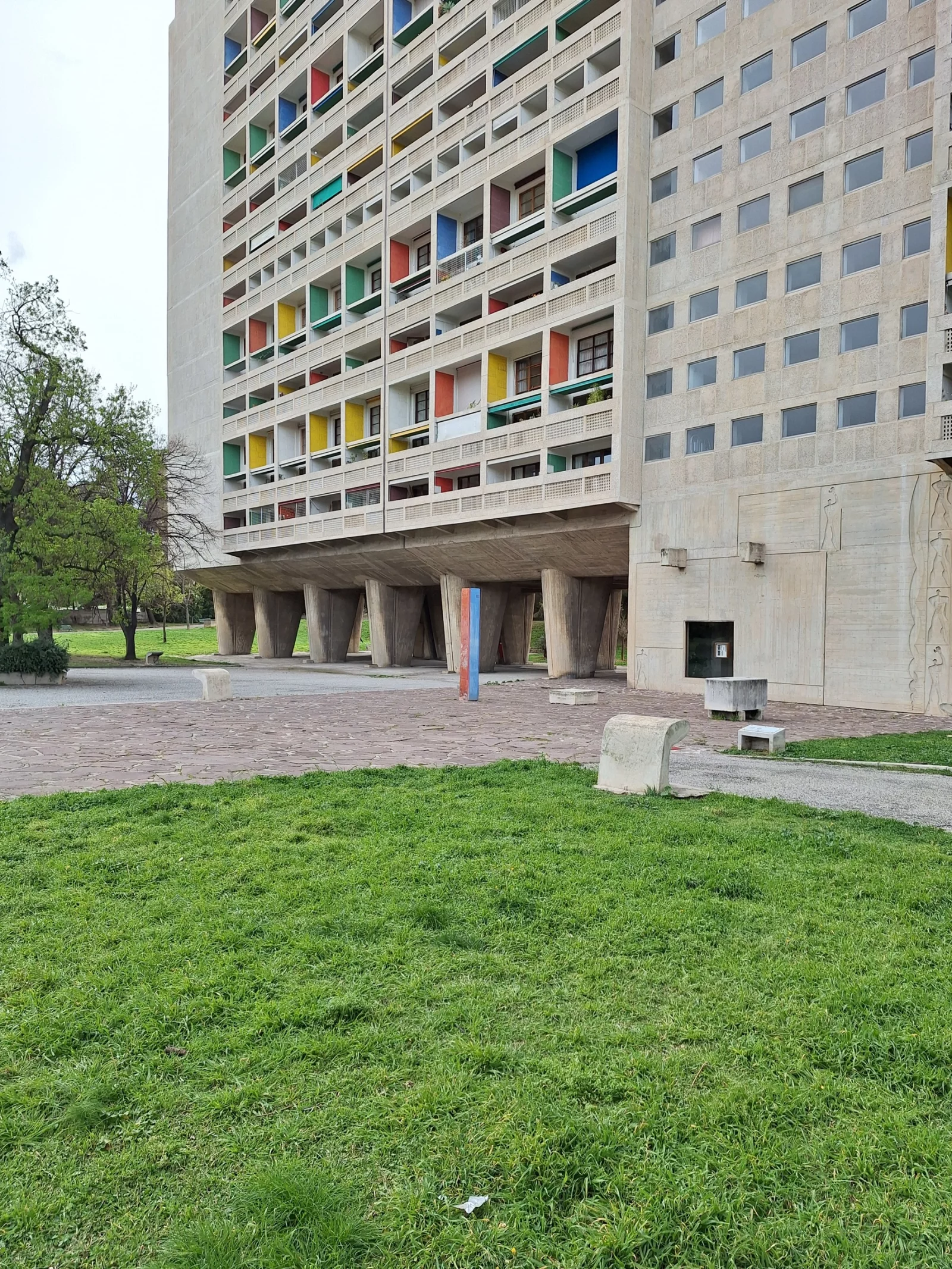 De Unit&eacute; vanaf het gras, met de pilotis eronder