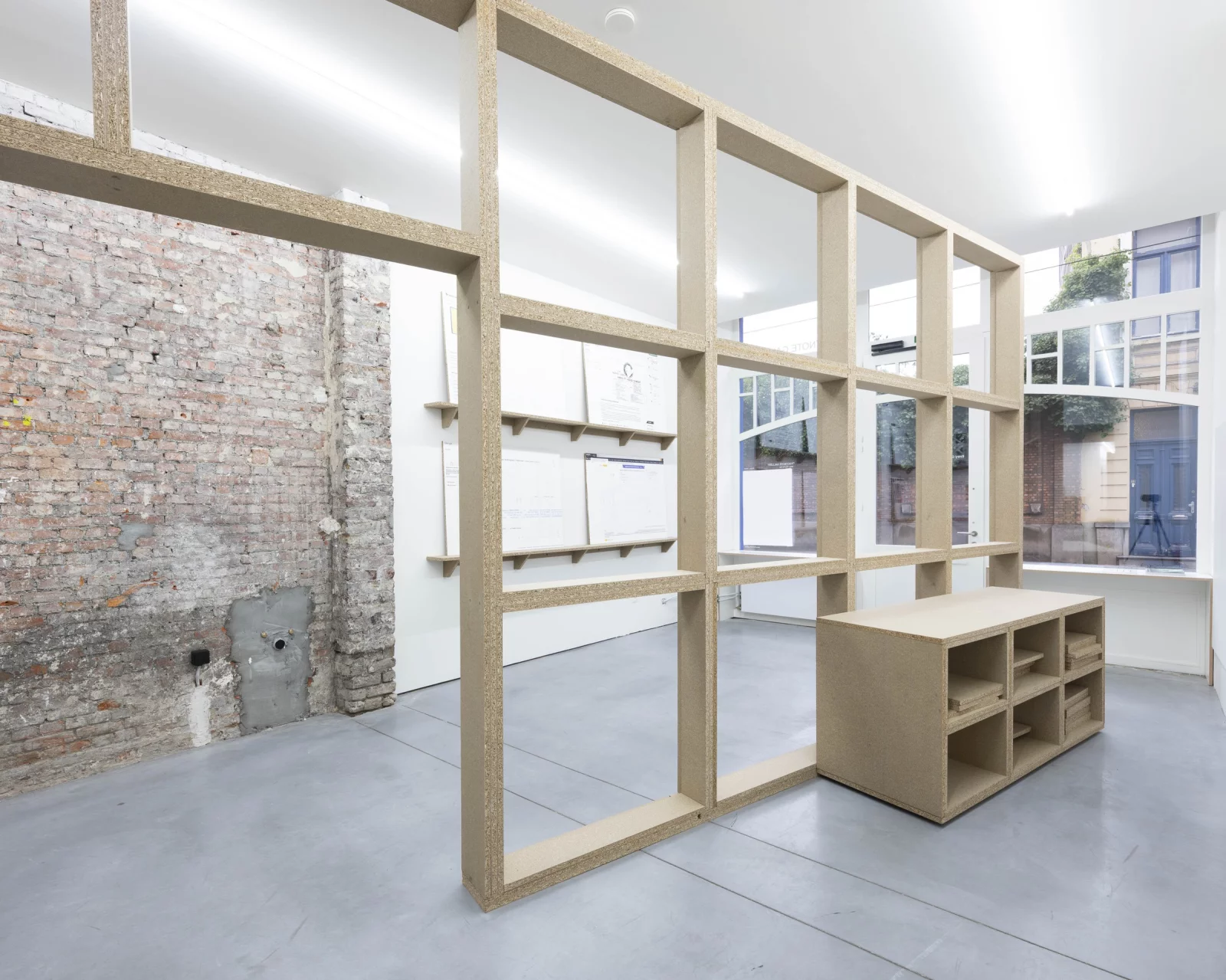 Wooden structure by Adriaan Verwee in the white gallery space of Footnote