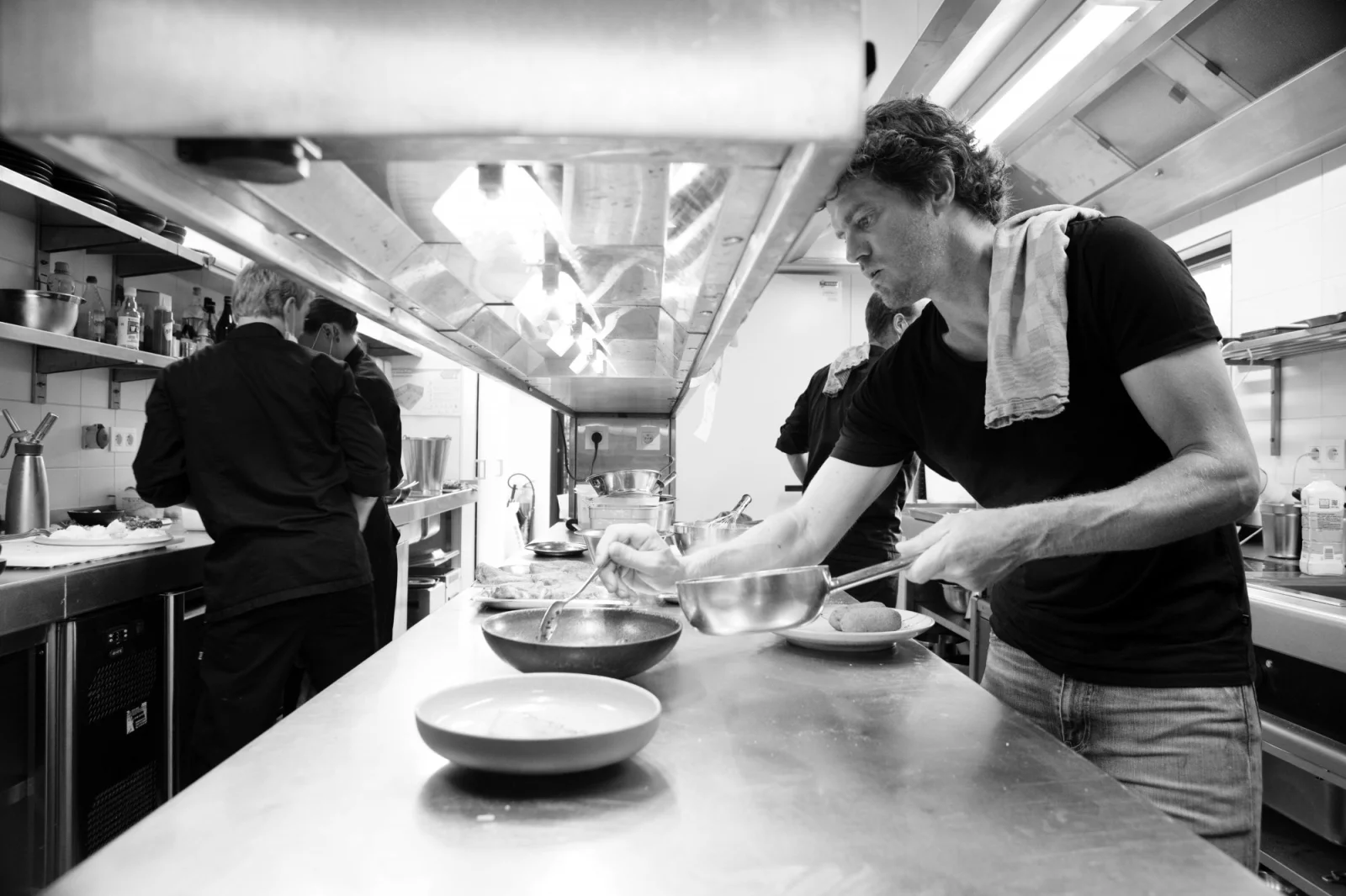 The chef at work in the kitchen of Fou du Go&ucirc;t, in black and white