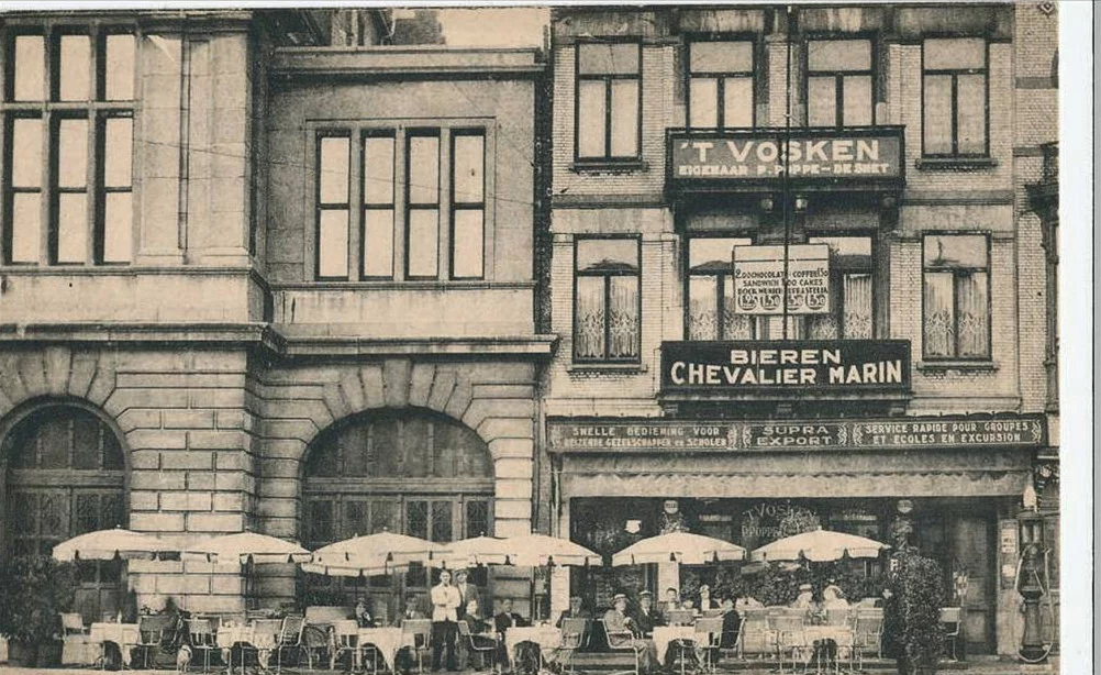 Old picture postcard of the 't Vosken fa&ccedil;ade on Sint-Baafsplein, with a busy terrace under white parasols